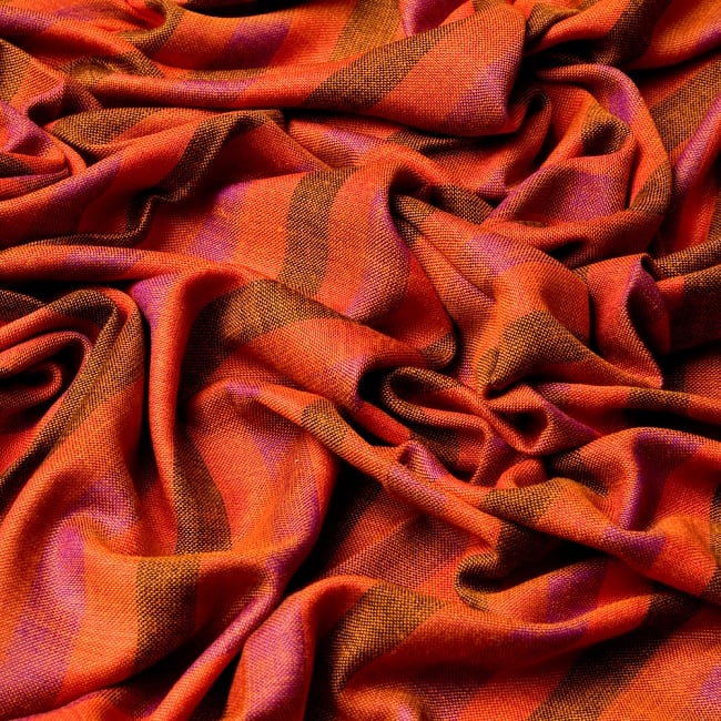 インドの伝統布ルンギーのボーダーストール〔200cm×97cm〕レッドオレンジ 6 - 色彩のインドらしく、綺麗な布です