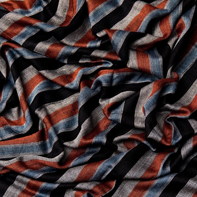 ルンギーのボーダーストール〔200cm×97cm〕グレー 6 - 色彩のインドらしく、綺麗な布です