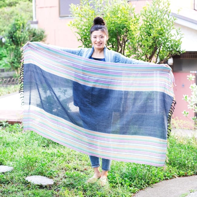 ルンギーのボーダーストール〔200cm×97cm〕オレンジ 10 - ほぼ同サイズの、同ジャンル布のサイズ比較写真です。このくらいの大きさになります。