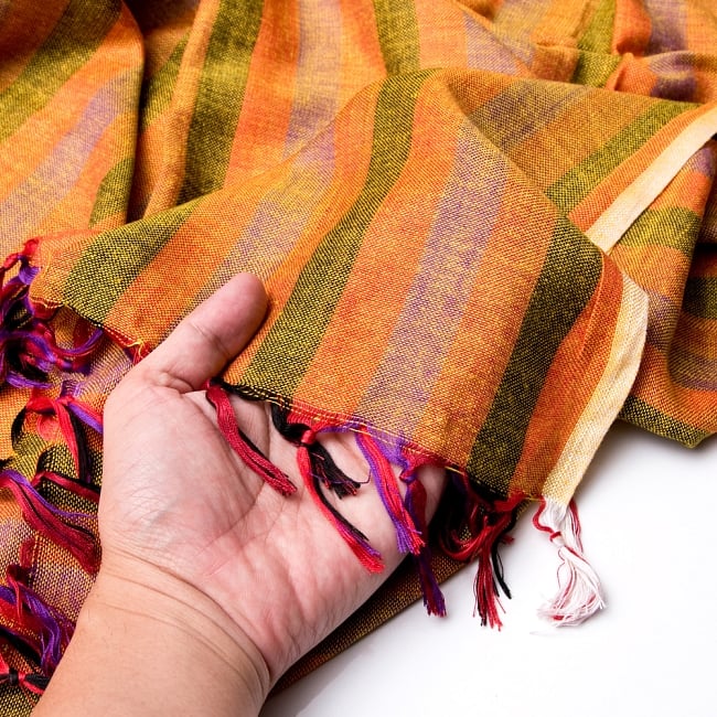 ルンギーのボーダーストール〔200cm×97cm〕オレンジ 7 - 手にとってみました。