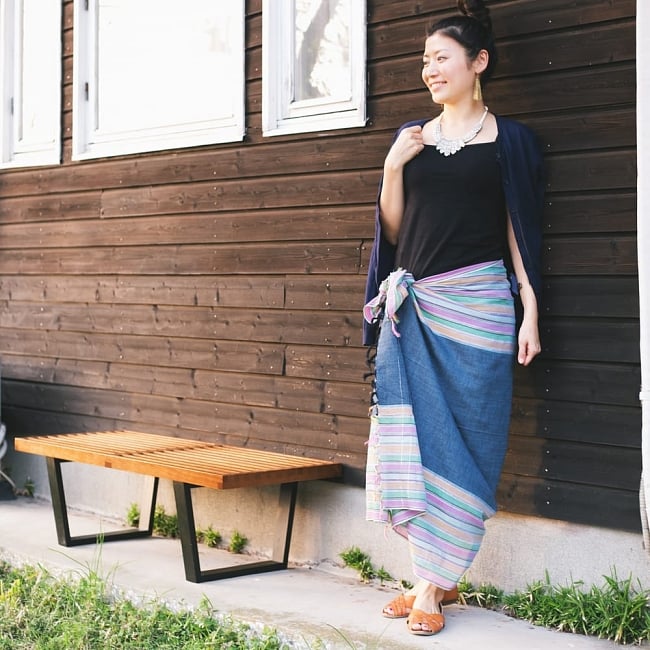 ルンギーのボーダーストール〔200cm×97cm〕オレンジ 9 - 簡単に結んでスカートなどの代わりにも！（写真は類似商品です。）