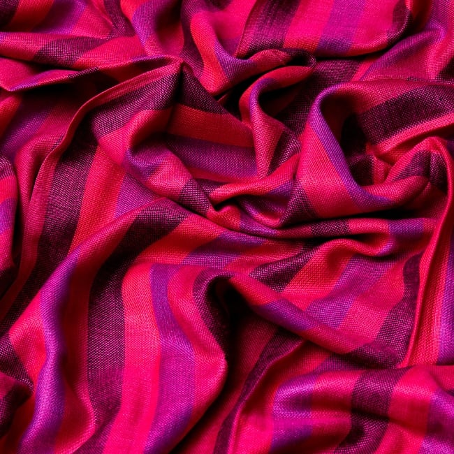 インドの伝統布ルンギーのボーダーストール〔200cm×97cm〕パープルピンク 6 - 色彩のインドらしく、綺麗な布です