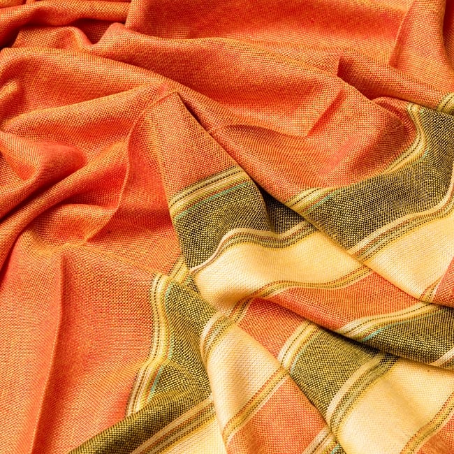 インドの伝統布ルンギーのボーダーストール〔200cm×97cm〕オレンジ×イエロー 6 - 色彩のインドらしく、綺麗な布です