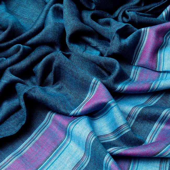 インドの伝統布ルンギーのボーダーストール〔200cm×97cm〕ブルー 6 - 色彩のインドらしく、綺麗な布です