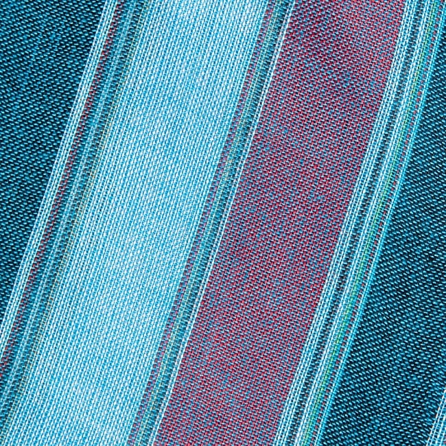 インドの伝統布ルンギーのボーダーストール〔200cm×97cm〕ブルー×レッド 3 - 生地を拡大してみました。