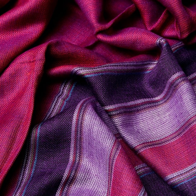 インドの伝統布ルンギーのボーダーストール〔200cm×97cm〕レッドパープル 6 - 色彩のインドらしく、綺麗な布です