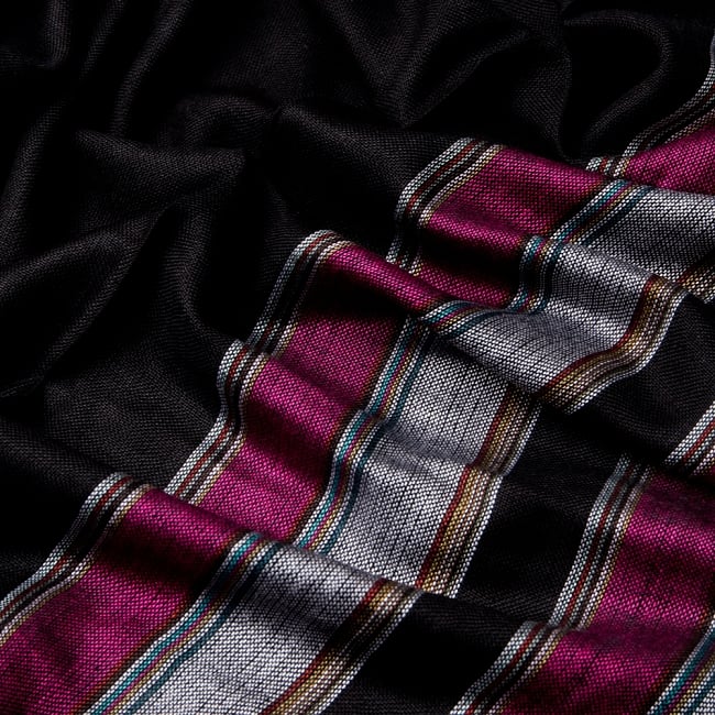 ルンギーのボーダーストール〔200cm×97cm〕ピンク×ブラック 6 - 色彩のインドらしく、綺麗な布です
