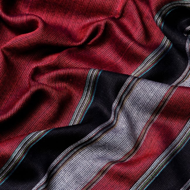 インドの伝統布ルンギーのボーダーストール〔200cm×97cm〕レッド×ブラック 6 - 色彩のインドらしく、綺麗な布です