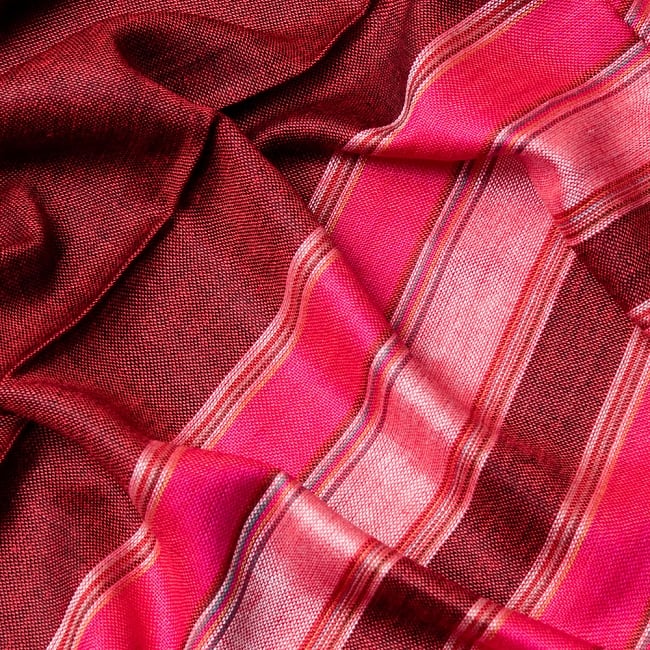 インドの伝統布ルンギーのボーダーストール〔200cm×97cm〕ブラウン×ピンク 6 - 色彩のインドらしく、綺麗な布です
