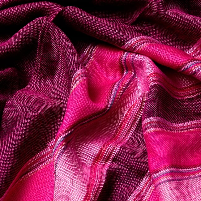 インドの伝統布ルンギーのボーダーストール〔200cm×97cm〕パープル×ピンク 6 - 色彩のインドらしく、綺麗な布です