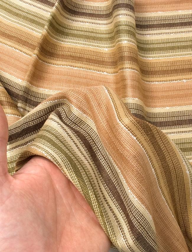 カラフルストライプスカーフ - 薄茶系 5 - 生地の質感を感じて頂くため、手にとってみました