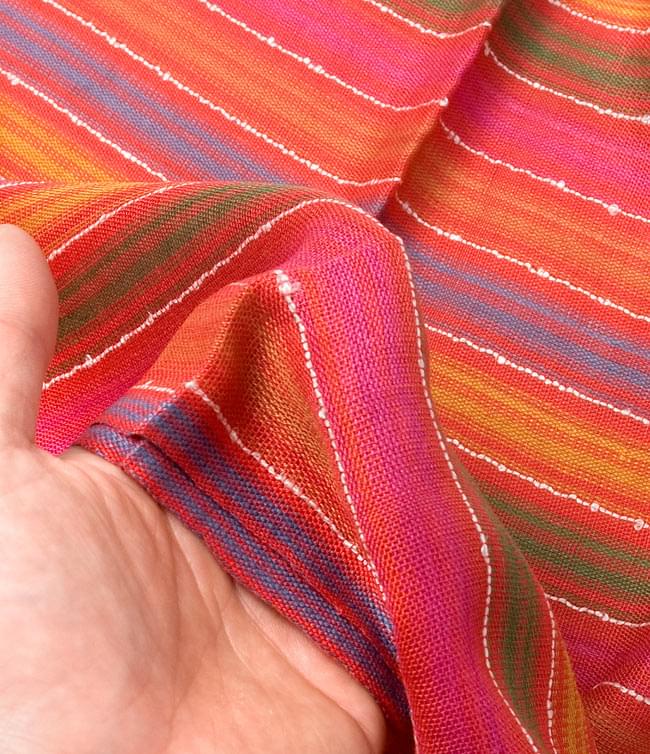 カラフルストライプスカーフ - 暖色カラフル系 5 - 生地の質感を感じて頂くため、手にとってみました