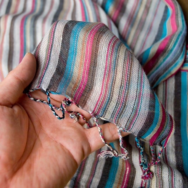 カラフルストライプスカーフ -グレー×マルチ系 6 - 質感を感じて頂くため、手にとってみました。