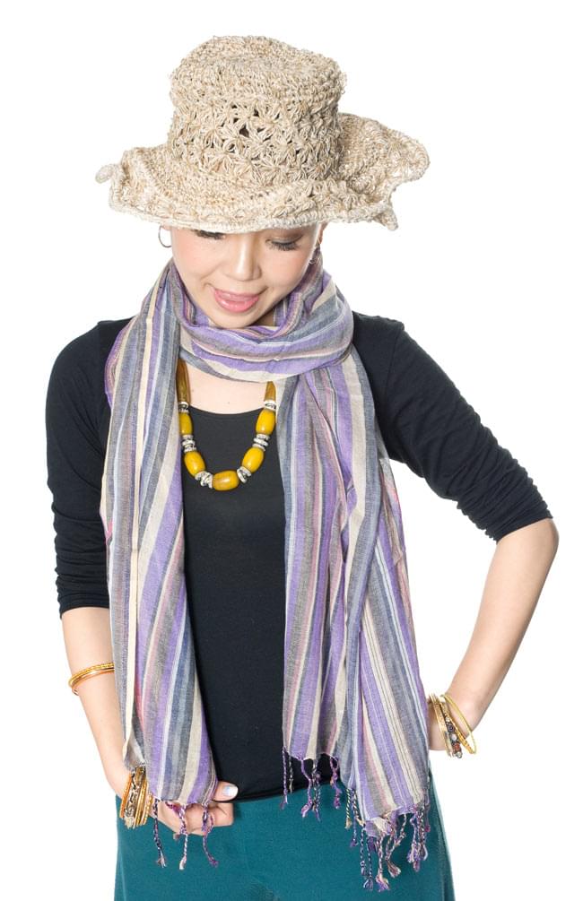 カラフルストライプスカーフ -グレー×マルチ系 7 - 無地の衣服と合わせると模様がよく映えますね(薄紫系)。