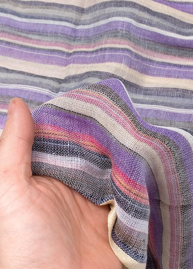 カラフルストライプスカーフ - 薄紫系 6 - 質感を感じて頂くため、手にとってみました。