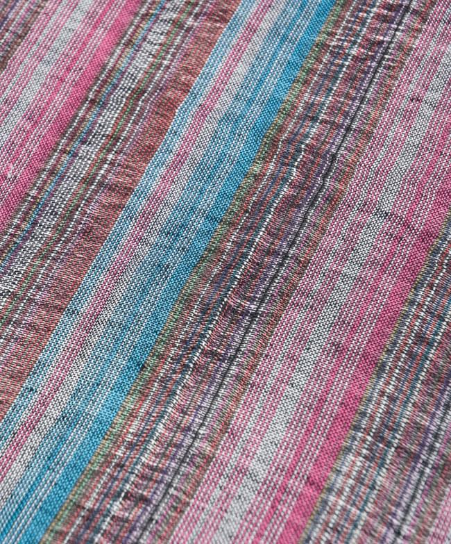 カラフルストライプスカーフ - 紫系 2 - 生地を拡大して撮影しました。何色もの糸が使用されています。