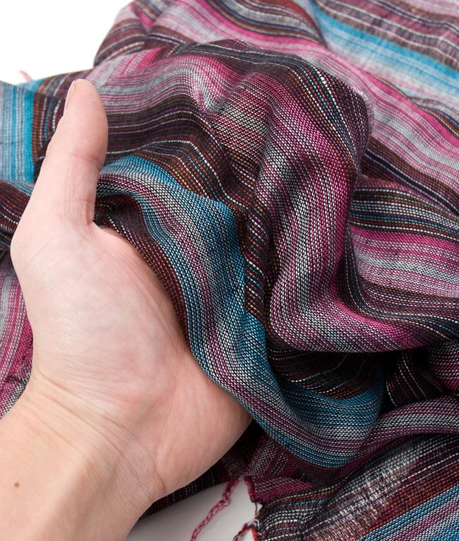 カラフルストライプスカーフ - 紫系 5 - 手にとってみました。質感イメージのご参考にどうぞ。