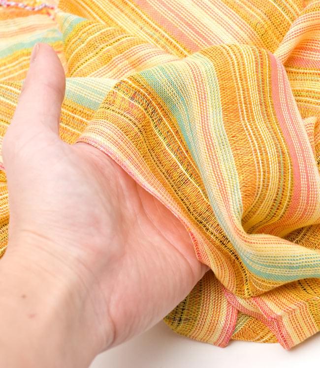 カラフルストライプスカーフ - 黄色系 5 - 手にとってみました。質感イメージのご参考にどうぞ。