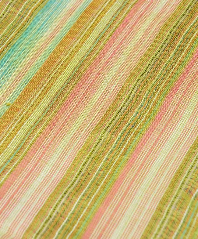 カラフルストライプスカーフ - 緑系 2 - 生地を拡大して撮影しました。何色もの糸が使用されています。