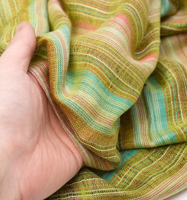 カラフルストライプスカーフ - 緑系 5 - 手にとってみました。質感イメージのご参考にどうぞ。