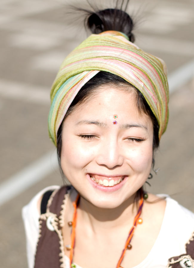 カラフルストライプスカーフ - 緑系 6 - モデルさんに着用してもらいました。