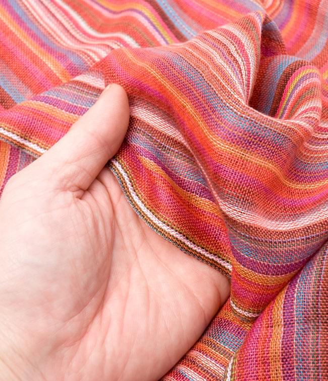 カラフルストライプスカーフ - 朱色系 5 - 手にとってみました。質感イメージのご参考にどうぞ。