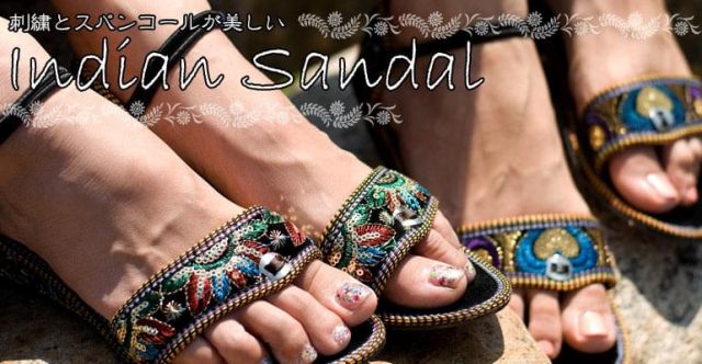 インドのスパンコール刺繍サンダルの上部写真説明