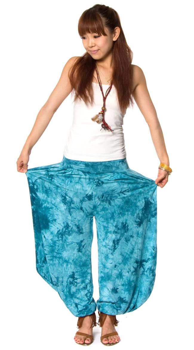 タイダイレーヨンアラジンパンツ 水色 2 - 同じデザインのパンツを身長150cmのスタッフがはいてみました。
