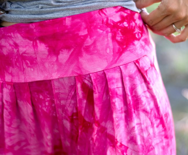 タイダイレーヨンアラジンパンツ 水色 4 - ウエスト部分を拡大してみました。ギャザーが入っているので、腰回りはゆったりです。