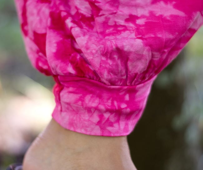 タイダイレーヨンアラジンパンツ 水色 5 - 足首は絞られたデザインなので、サイズが多少大きくても問題ありません。