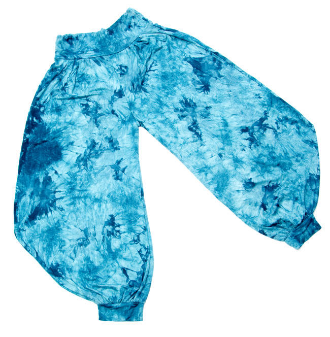 タイダイレーヨンアラジンパンツ 水色 6 - 同じアラジンパンツで、違う色のものを平らなところに広げてみました。ゆったりしたデザインなのでとても履きやすいですよ。