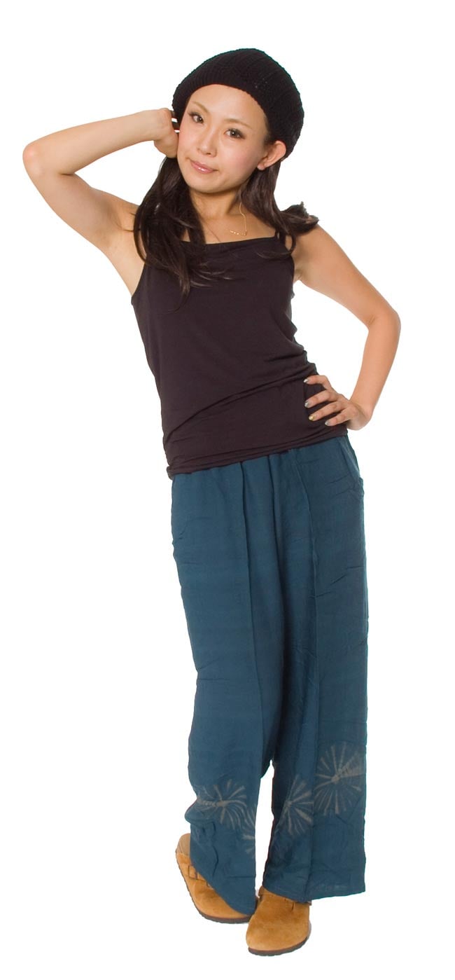 シンプルリラックスパンツ 【あずき】の商品写真 5枚目 身長150cmのモデルさんが色違いをはいてみました。女性でも問題なくはくことができますよ。