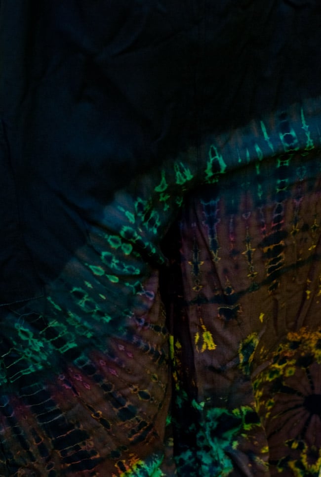 タイダイロングサロペット 【黒×茶系】 2 - お届けするのはだいたいこのようなお色味の商品ですが、染まり方はひとつひとつ異なりますので、全く同じではございません。