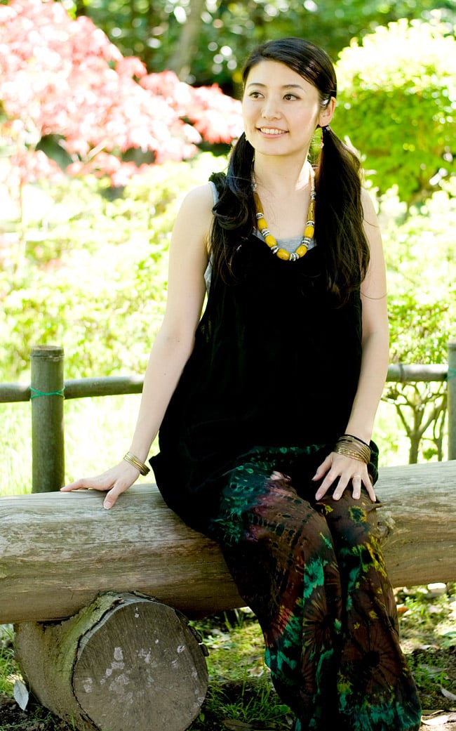 タイダイロングサロペット 【黒×茶系】 3 - サラサラしたレーヨン素材がとても着心地よいです。