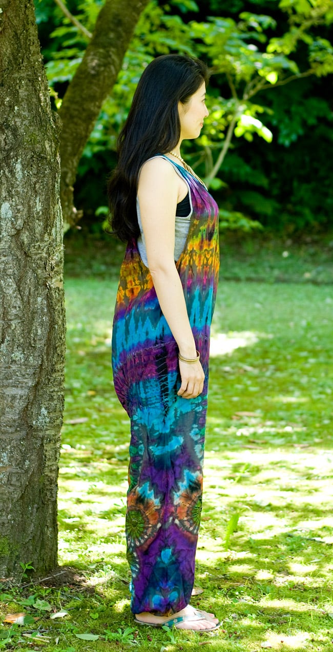 タイダイロングサロペット 【黒×茶系】 4 - 横からみるとこのような姿になります。(こちらは同デザインの色違いです。)