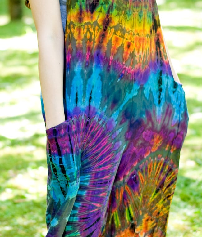 タイダイロングサロペット 【黒×茶系】 6 - 両サイドにはポケットがあるので、何かと便利。