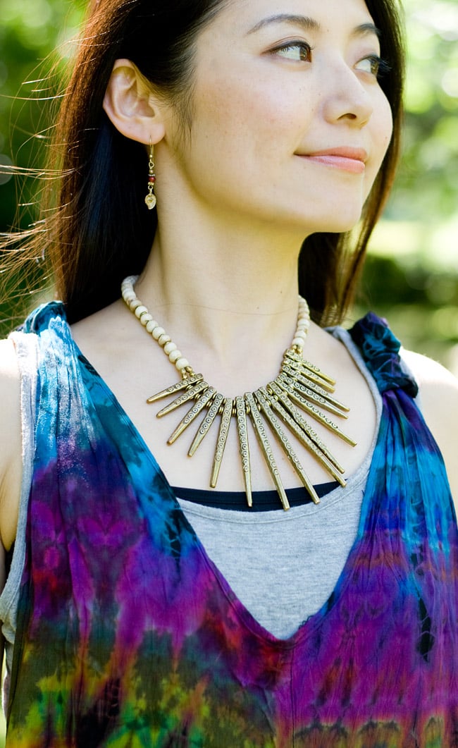 タイダイロングサロペット 【黒×茶系】 7 - 胸元はすッキリしたVネックです。インナーにはタンクトップやキャミソール、チューブトップを合わせて♪