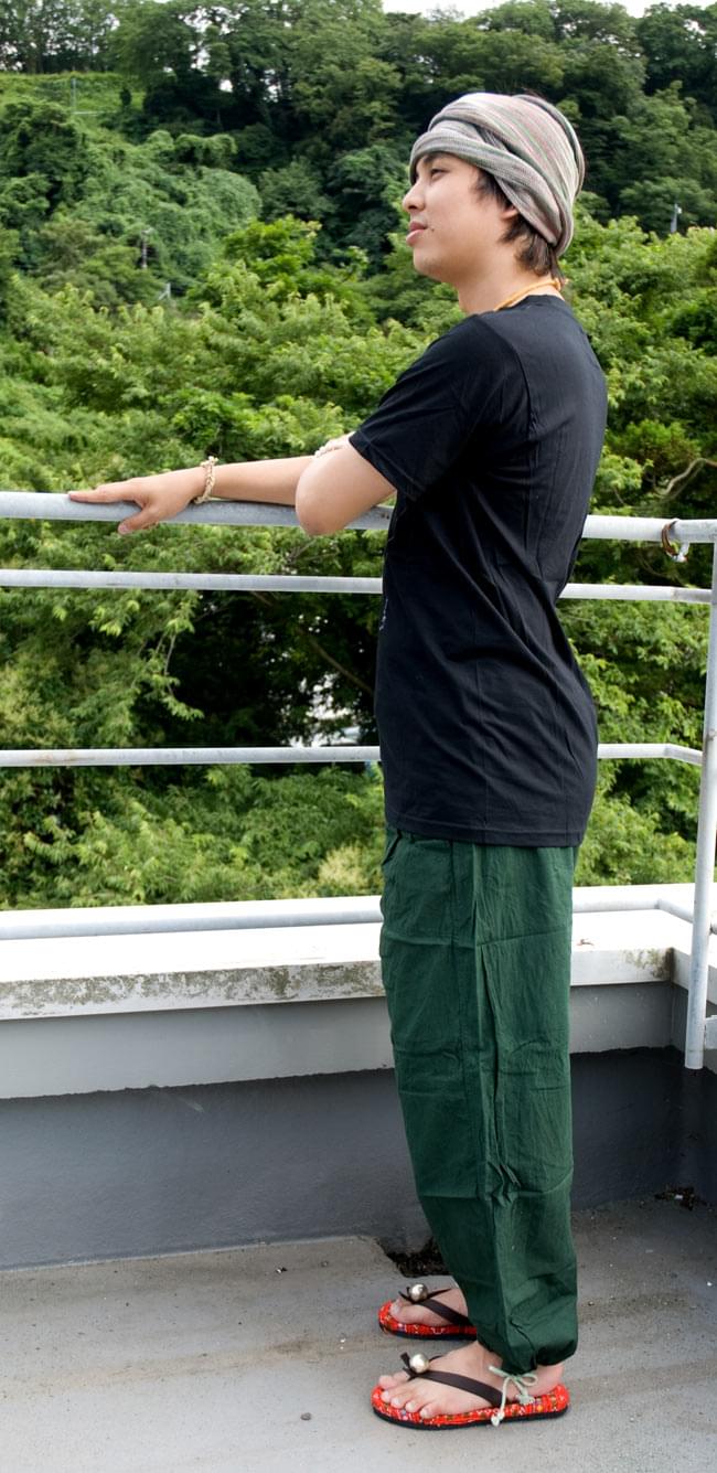 シンプル無地のコットンパンツ 【深緑】 2 - 横から見た姿はこんな感じです。