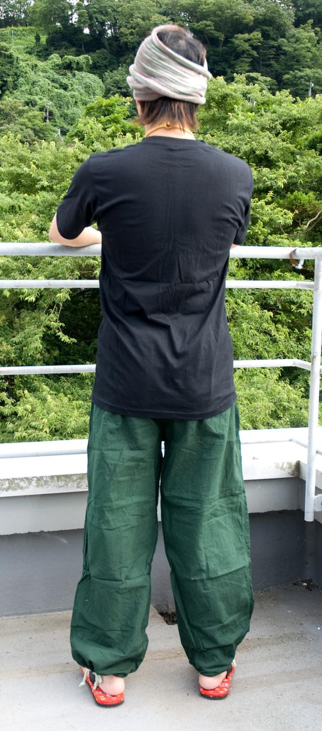 シンプル無地のコットンパンツ 【深緑】 3 - 後ろ姿です。