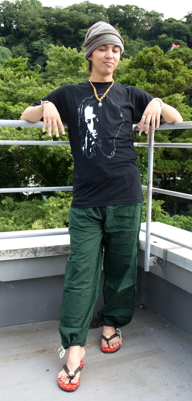 シンプル無地のコットンパンツ 【深緑】の写真