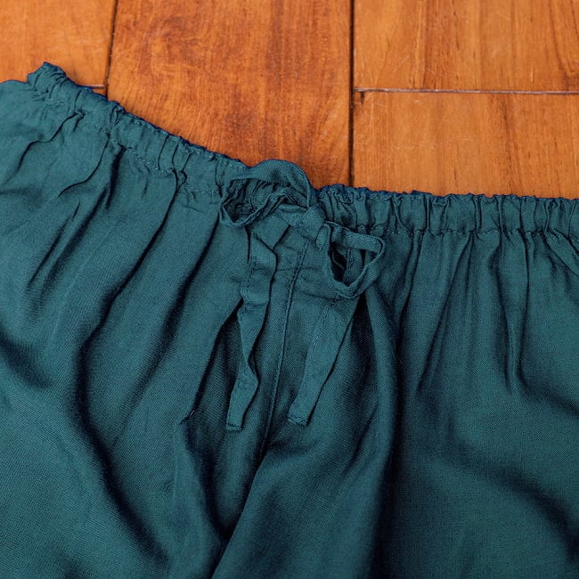 シンプル無地のリラックスパンツの選択用写真