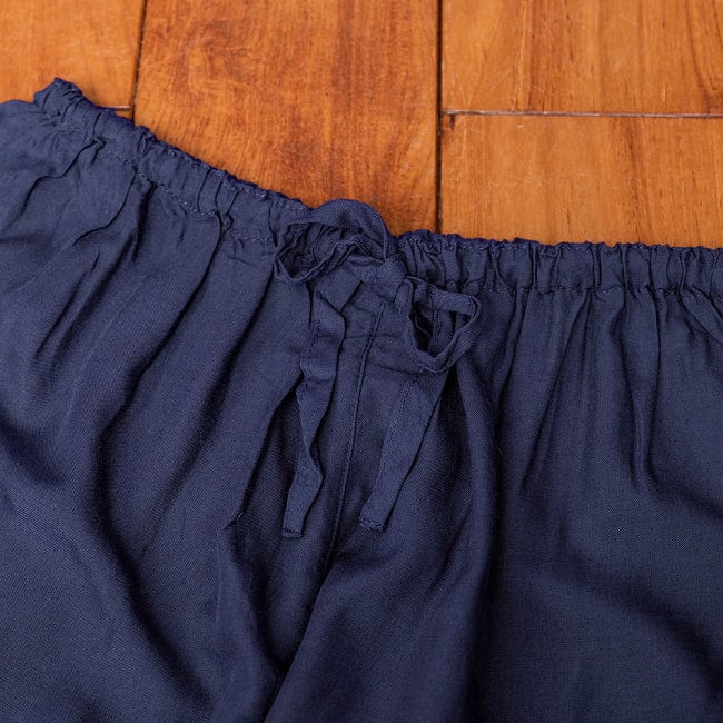 シンプル無地のリラックスパンツの選択用写真