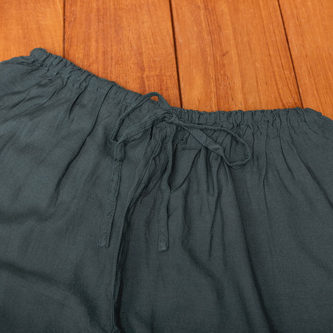 シンプル無地のリラックスパンツの選択用写真