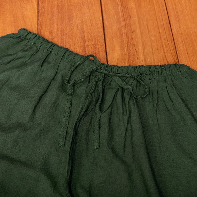 シンプル無地のリラックスパンツの選択用写真