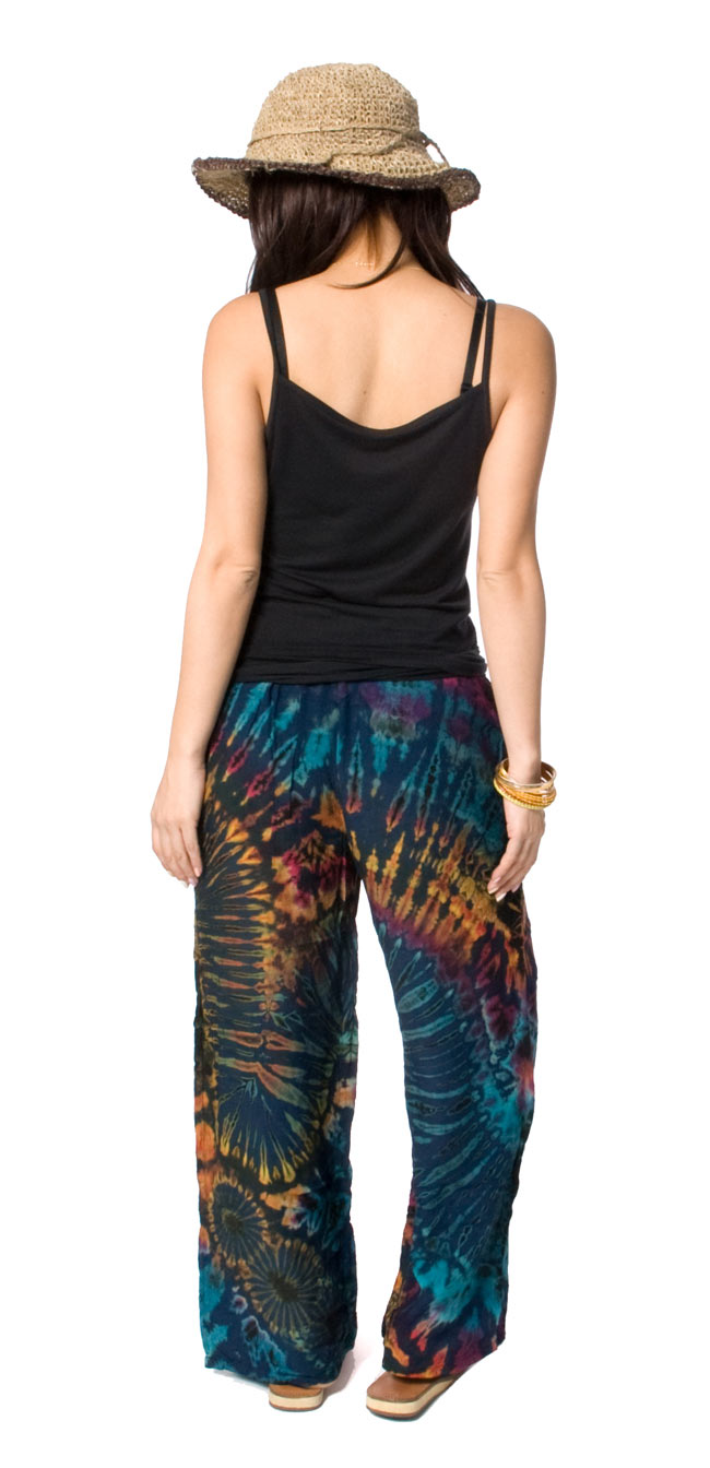 タイダイレーヨンリラックスパンツ 【パステルブルー系】の商品写真 5枚目 こちらは色違いの後ろからのものです。