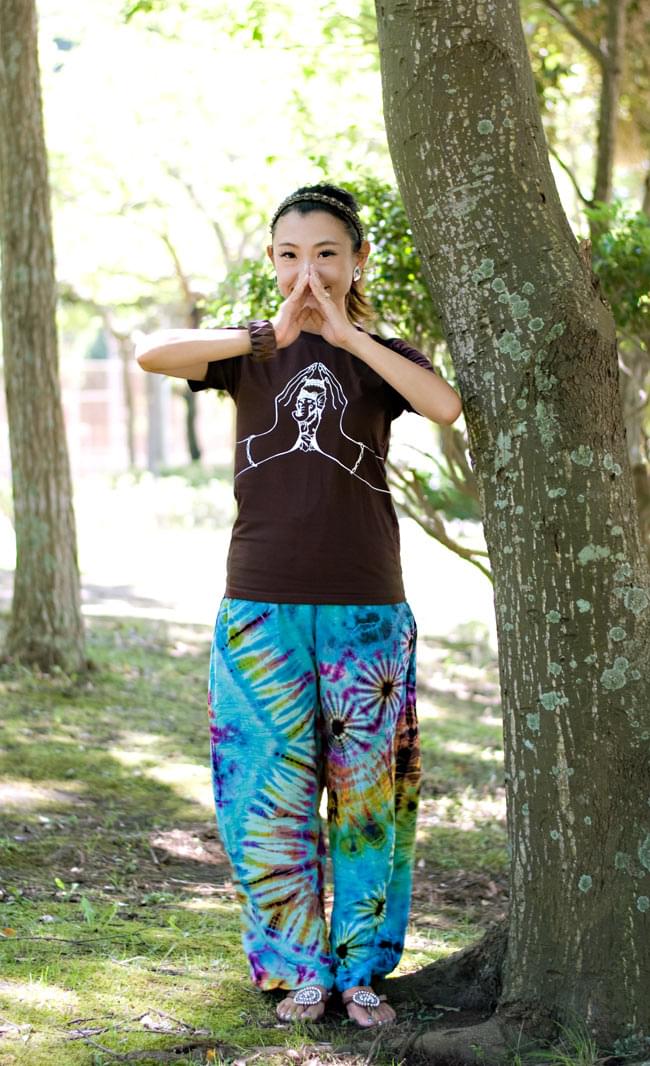 タイダイレーヨンリラックスパンツ 【パステルブルー系】の商品写真 1枚目 身長150cmのスタッフが履いてみました。ストレートラインがとても履きやすいデザインです。