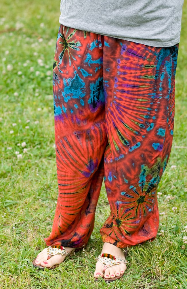 タイダイレーヨンリラックスパンツ 【赤系】 2 - 生地もサラサラしているので、肌にまとわりつかず快適!