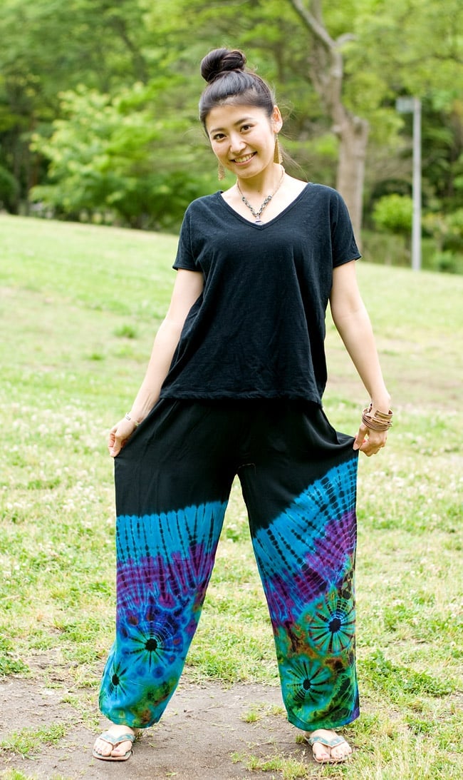 タイダイレーヨンリラックスパンツ 【黒×水色系】の商品写真 2枚目 サラサラしていてとても気持ちよいです!