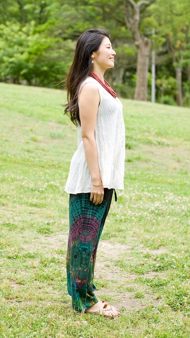 タイダイレーヨンリラックスパンツ 【黒×水色系】の商品写真 4枚目 同デザインの横からのシルエットです。