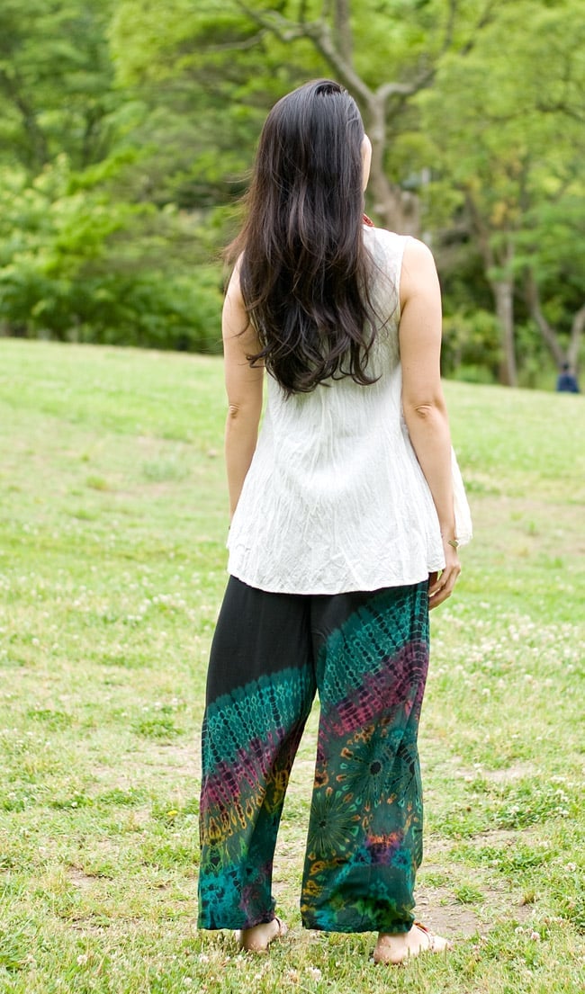 タイダイレーヨンリラックスパンツ 【黒×水色系】の商品写真 5枚目 後ろ姿です。